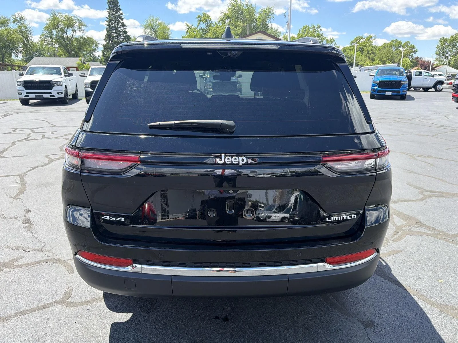 Used 2024 Diamond Black Crystal Pearlcoat Jeep Limited image 11