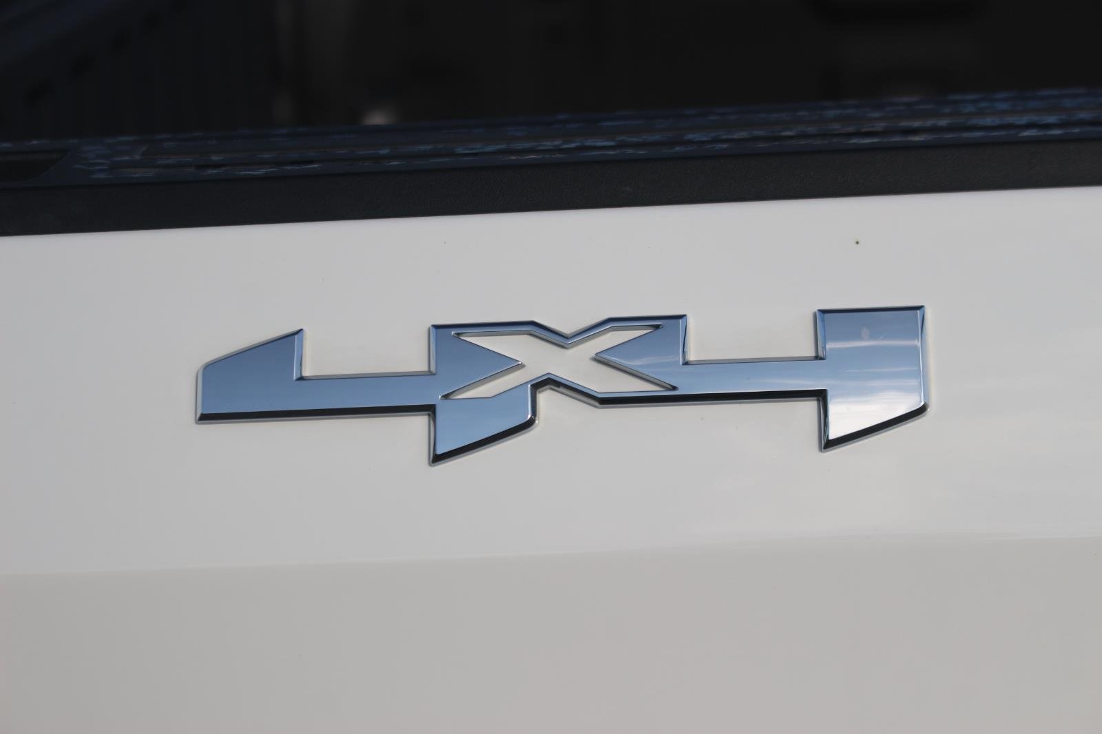 Used 2024 Summit White GMC Elevation image 11
