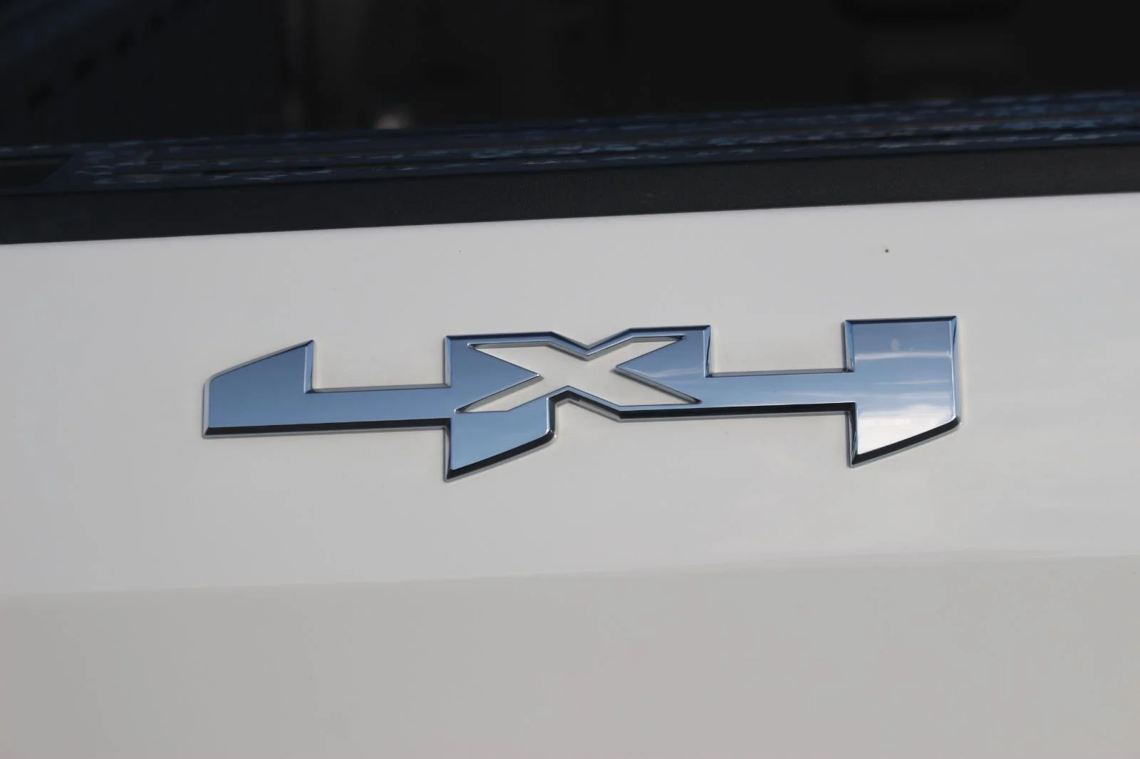 Used 2024 Summit White GMC Elevation image 11
