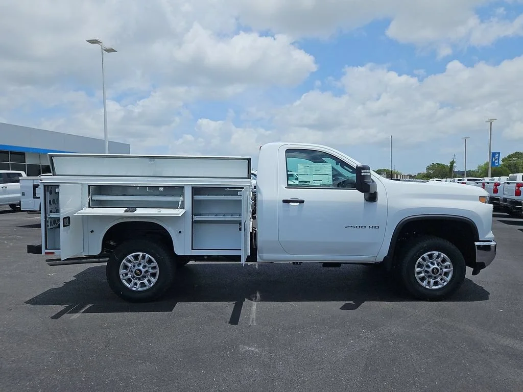 New 2026 Summit White Chevrolet WT image 7