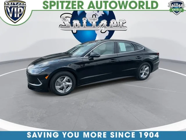 Used 2023 Black Hyundai SE image 4