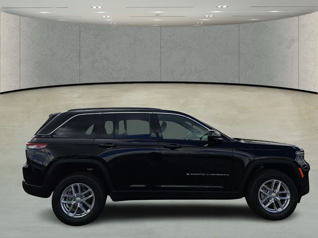 New 2026 Diamond Black Crystal Pearl-Coat Exterior Paint Jeep Laredo image 4