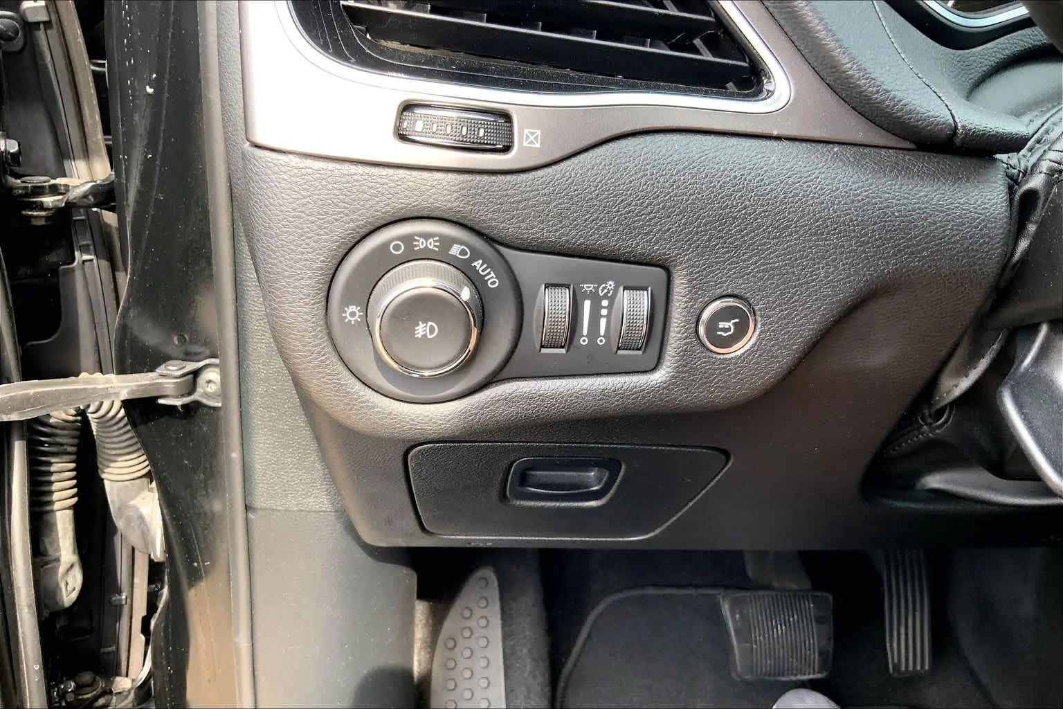 Used 2019 Diamond Black Crystal Pearlcoat Jeep Limited image 33