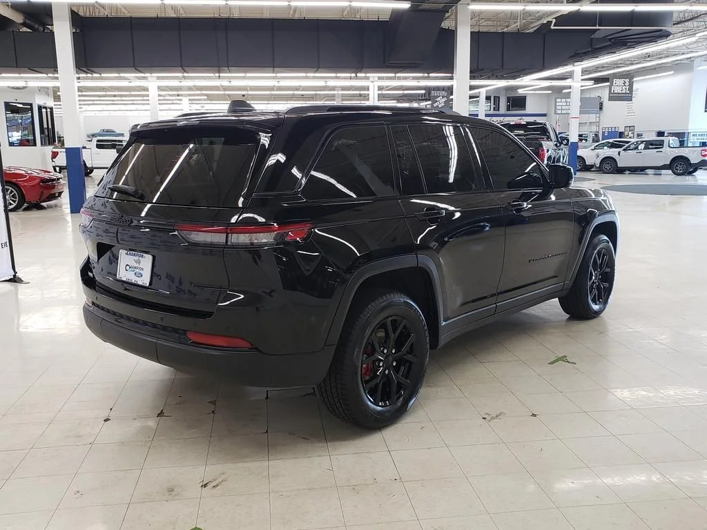 Used 2024 Diamond Black Jeep Altitude X image 8