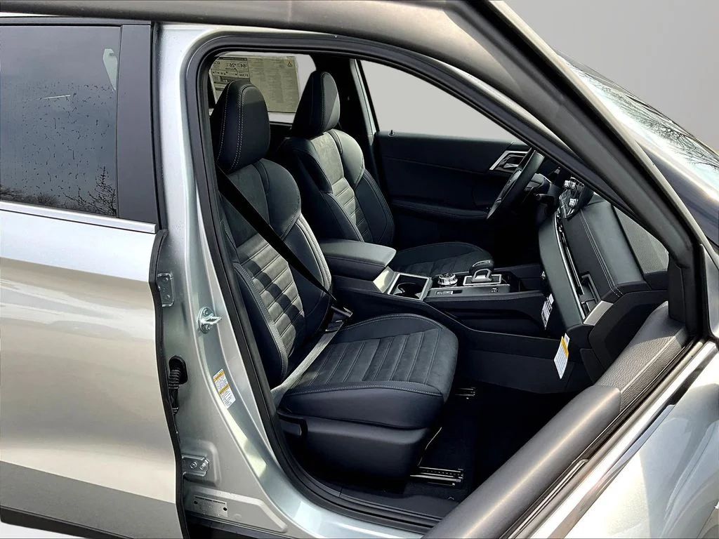 New 2025 Silver Mitsubishi SE image 11