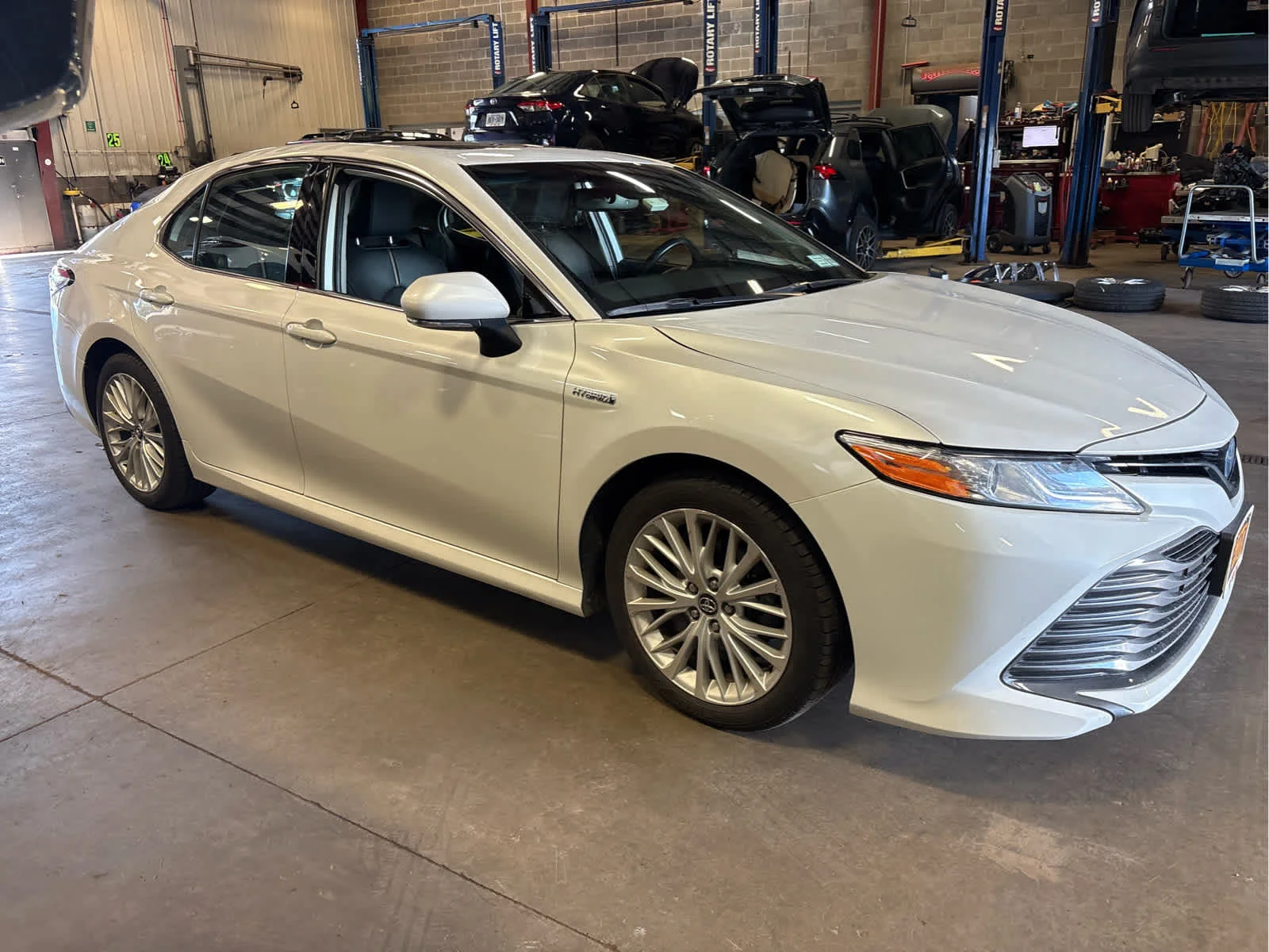 Used 2020 Wind Chill Pearl Toyota Hybrid XLE image 2