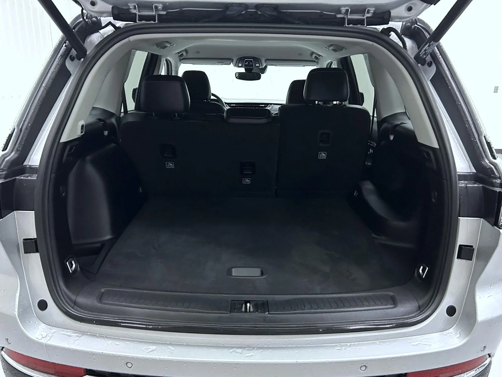 Used 2023 Silver Jeep Limited image 21