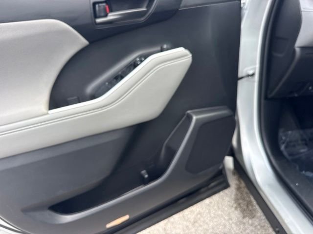 Used 2022 Silver Toyota L image 31