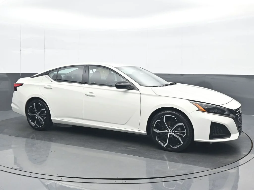 Used 2025 White Nissan 2.5 SR image 8
