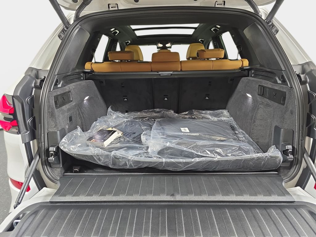 New 2026 Mineral White Metallic BMW xDrive40i image 11