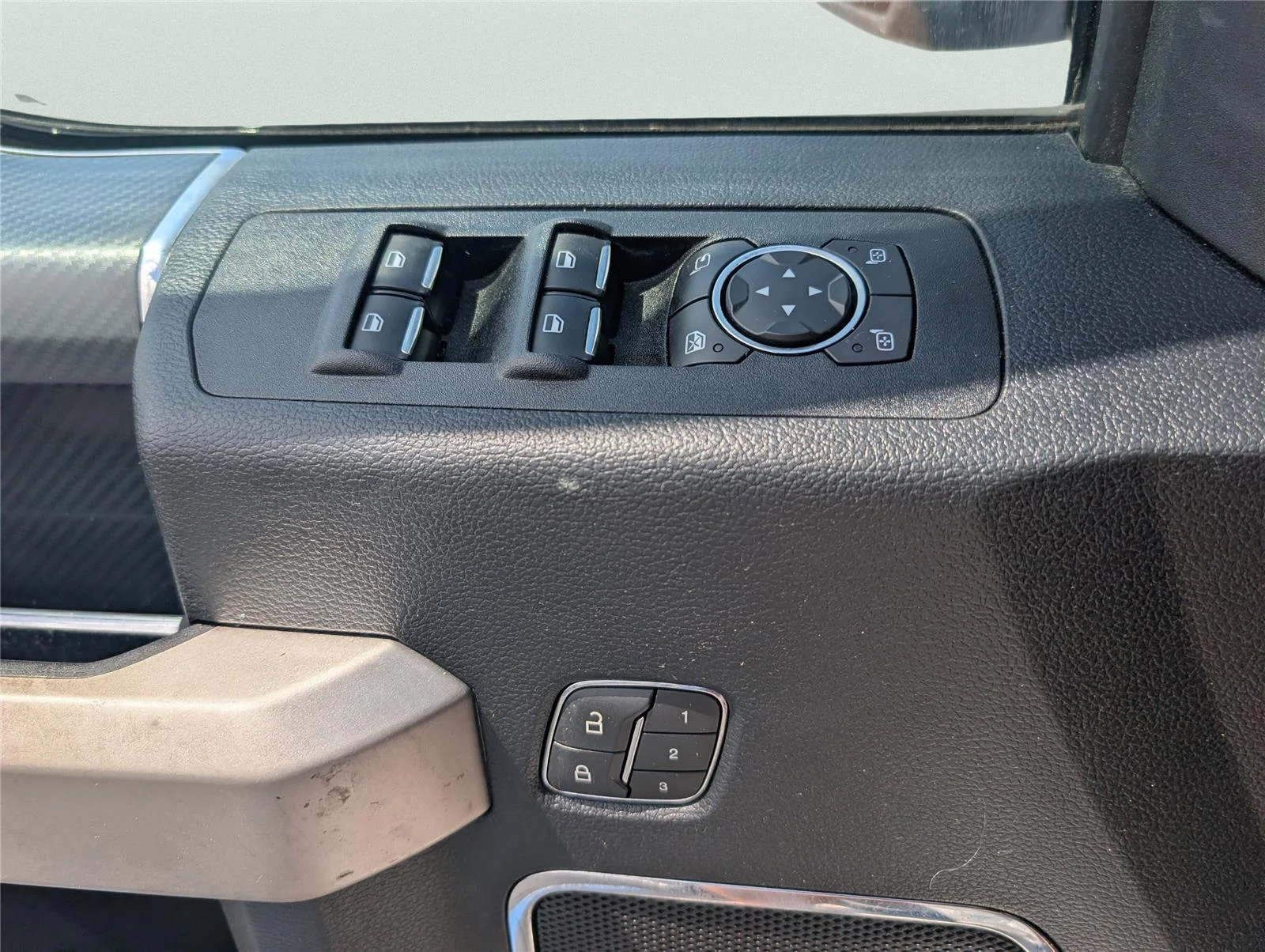 Used 2018 Oxford White Ford LARIAT image 33
