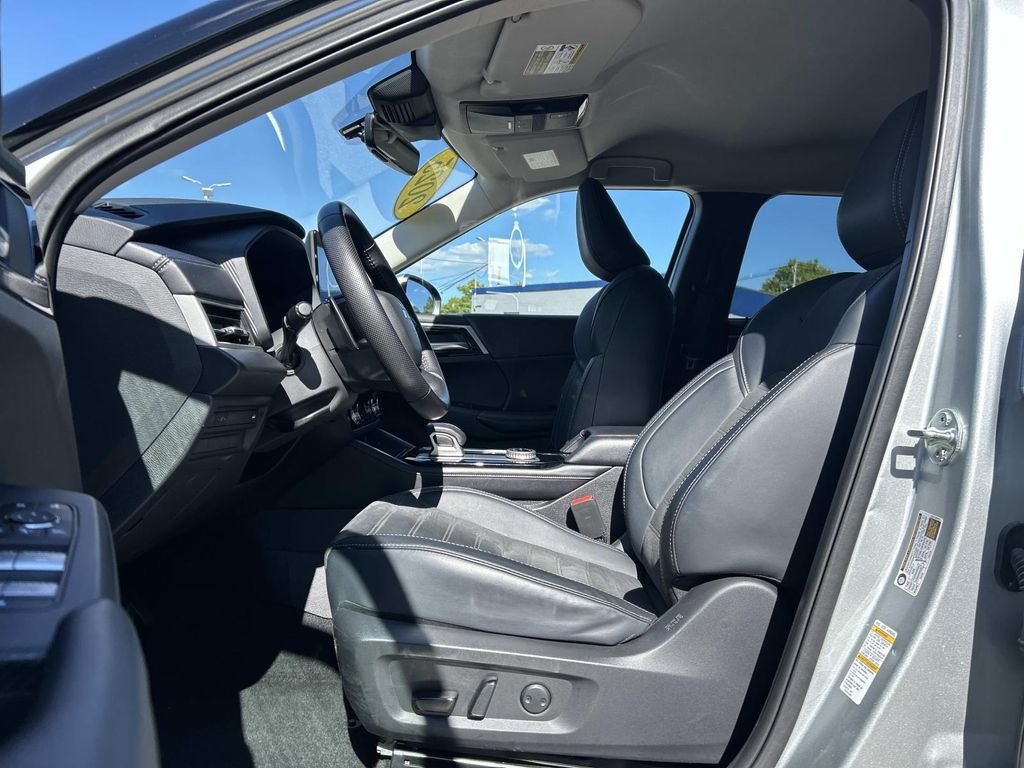 Used 2025 Silver Mitsubishi SE image 15