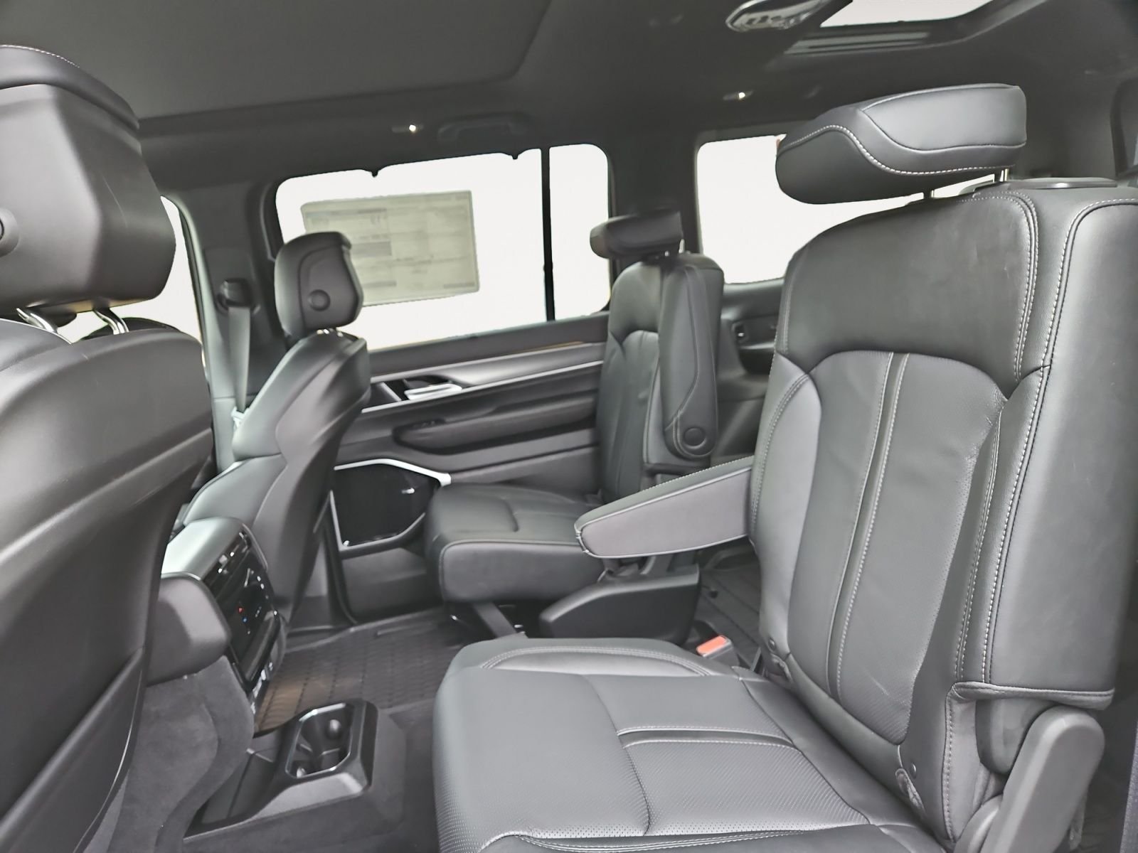New 2026 Bright White Clear-Coat Exterior Paint Jeep Limited Reserve image 13