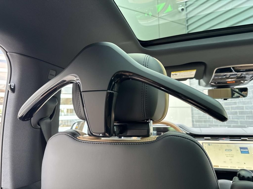 New 2026 Santorini Black Land Rover Dynamic SE image 17