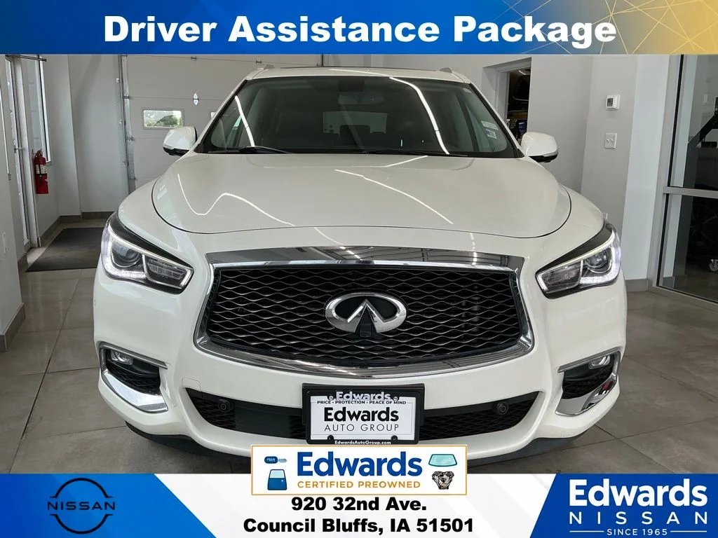 Used 2017 White INFINITI Base image 4