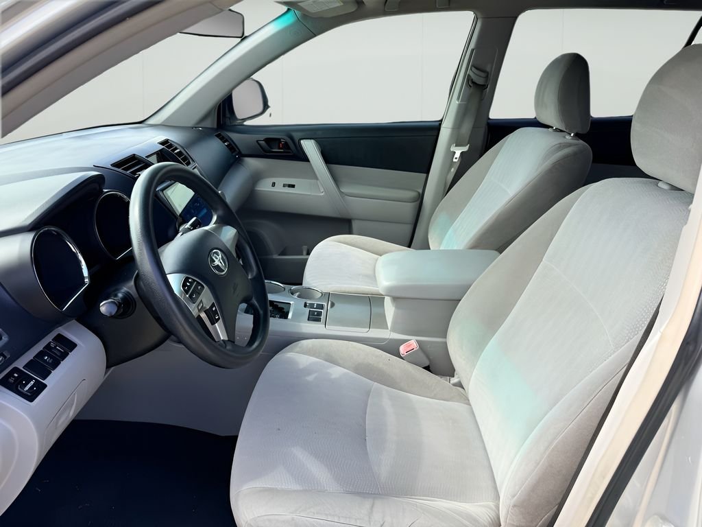 Used 2013 Classic Silver Metallic Toyota  image 9