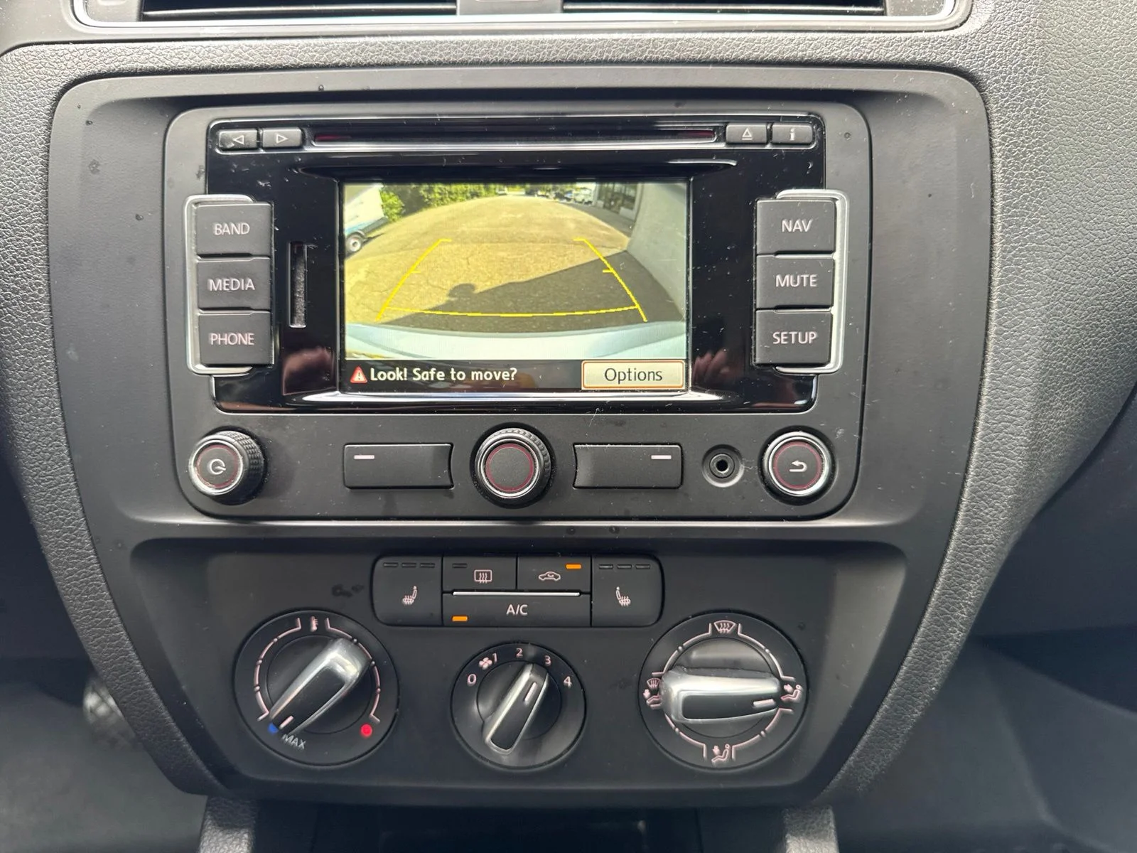 Used 2015  Volkswagen 1.8T SE image 18