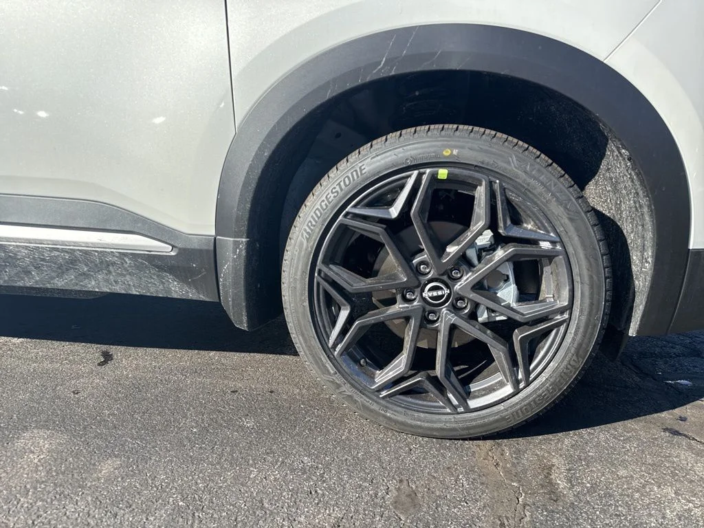 New 2026 Aspen White TriCoat / Super Black Two-tone Nissan SR image 10