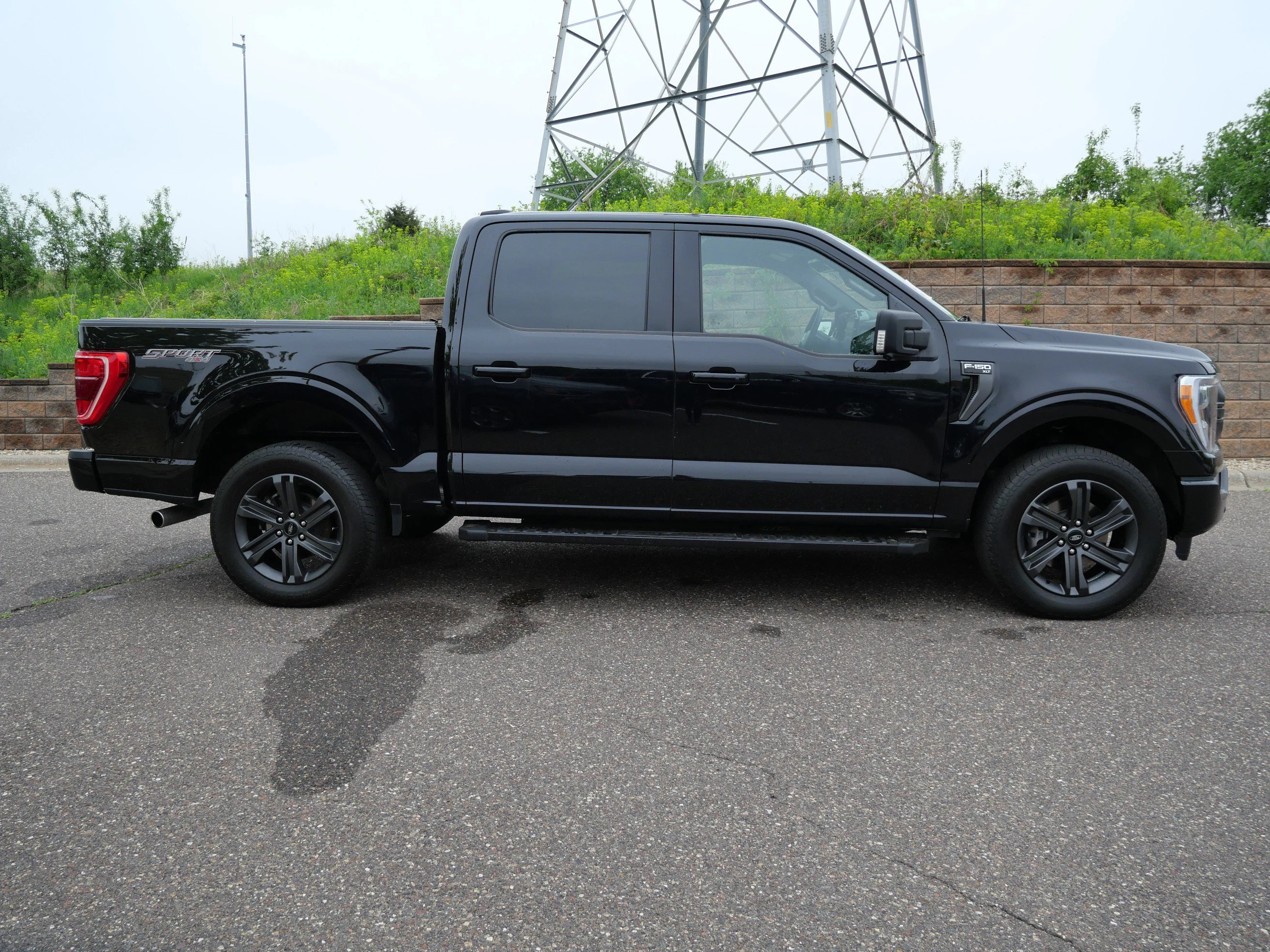 Certified Used 2023 Agate Black Metallic Ford XLT 4WD SuperCrew 5.5 Box image 7