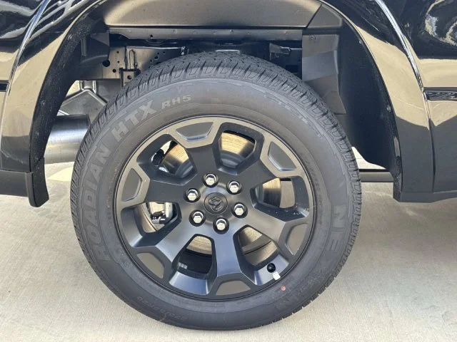 New 2027 Diamond Black Crystal Pearl-Coat Exterior Paint RAM Big Horn/Lone Star image 23