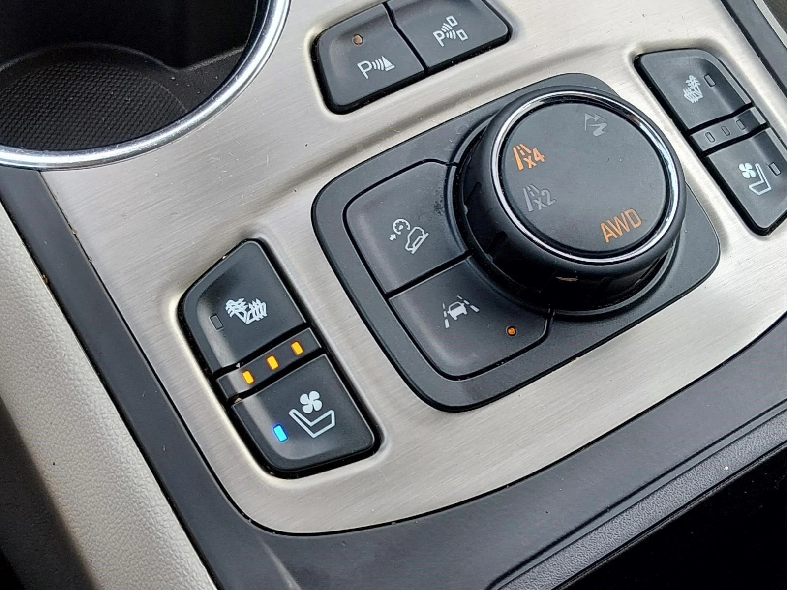 Used 2024 White Frost Tricoat GMC Denali image 28