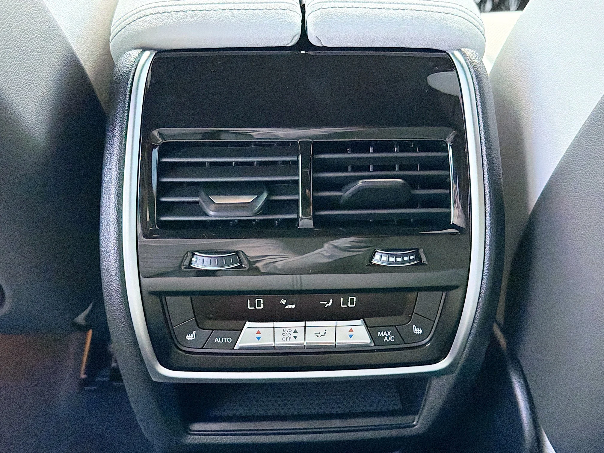 New 2026 Mineral White Metallic BMW xDrive40i image 19