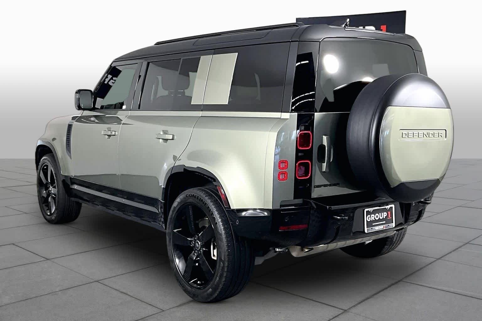 Used 2025 Pangea Green Metallic Land Rover X-Dynamic SE image 11