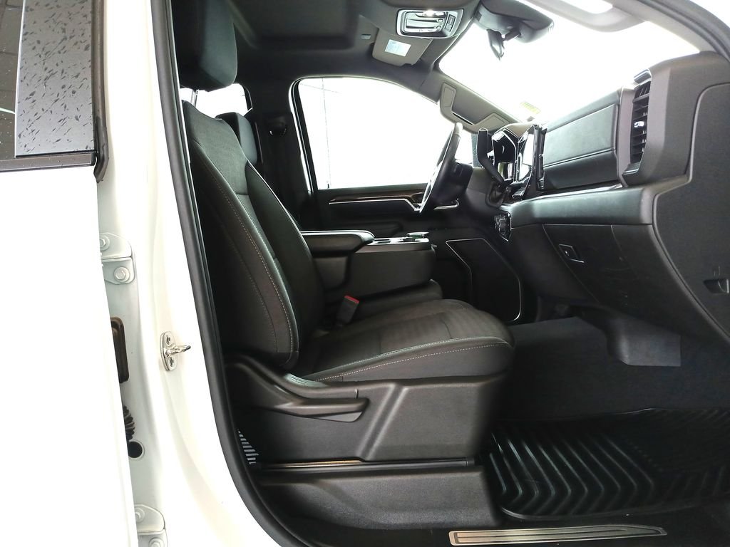 Used 2025 White Chevrolet LT image 29