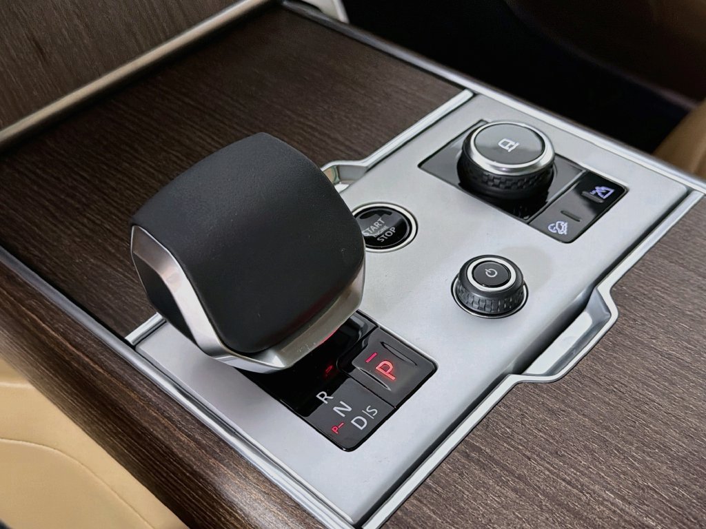 New 2027 Belgravia Green Land Rover SE image 17