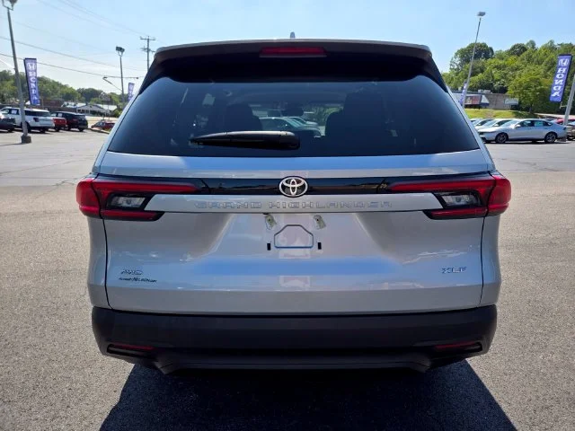Used 2025 Silver Toyota XLE image 7