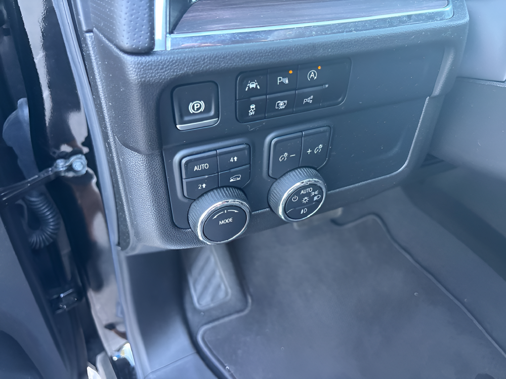Used 2025 Black Chevrolet Premier image 27