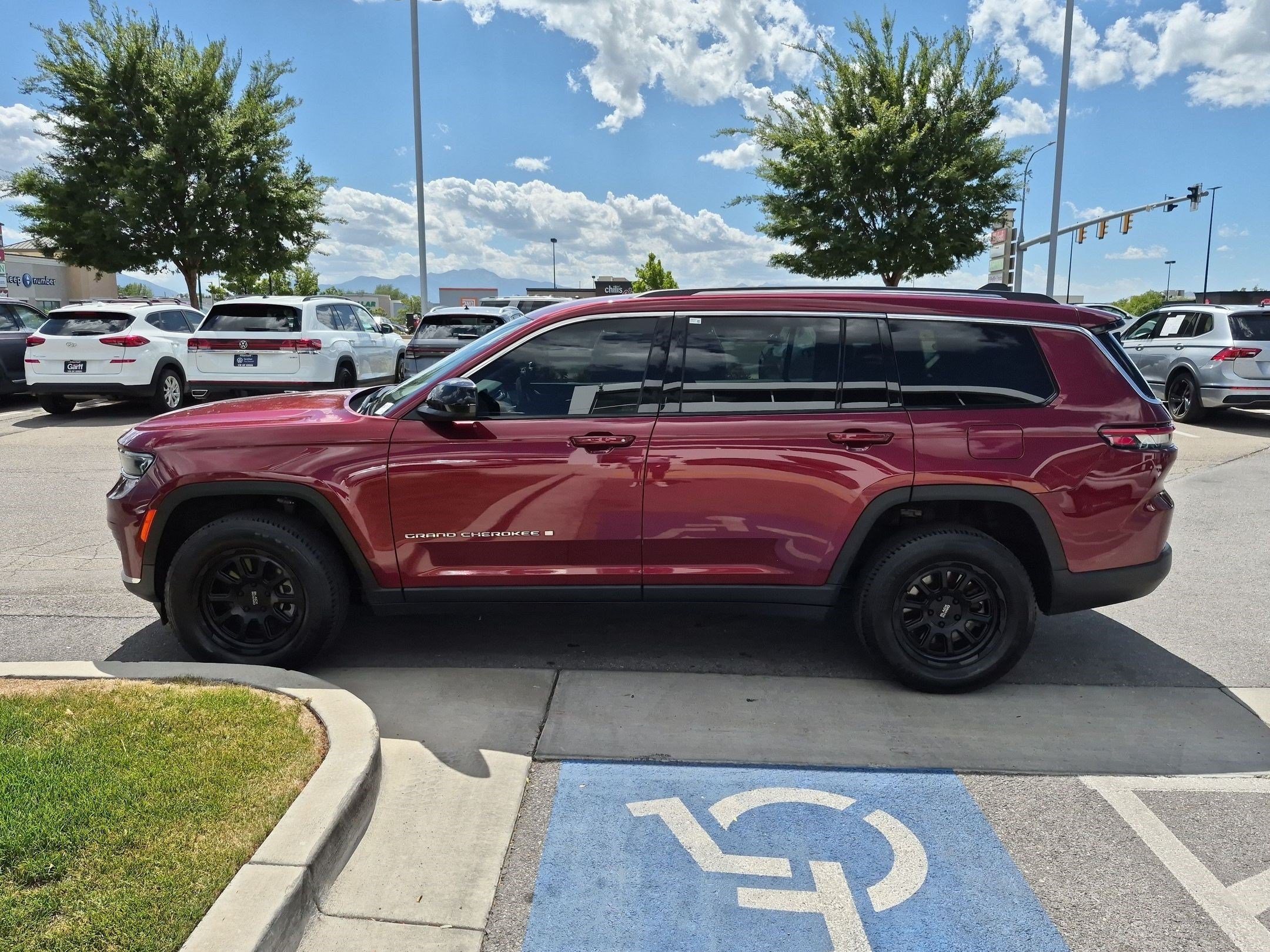 Used 2022 Velvet Red Pearlcoat Jeep Laredo image 6