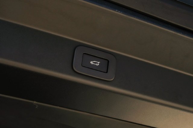 New 2027 Fuji White Land Rover Dynamic SE image 70
