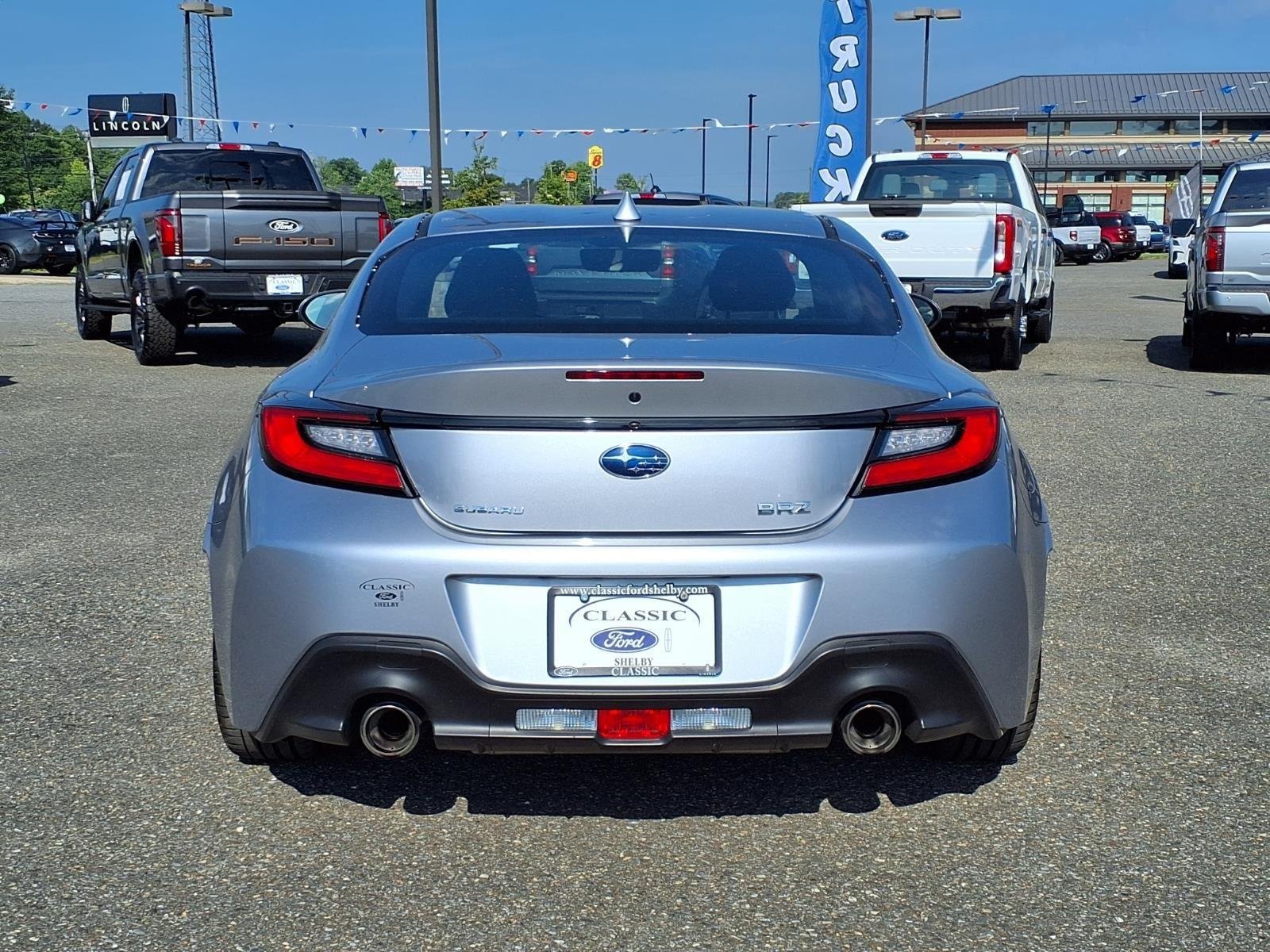 Used 2023 Ice Silver Metallic Subaru Limited image 9