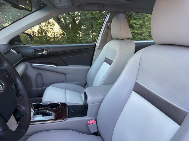 Used 2013 Silver Toyota XLE image 12