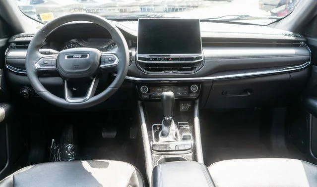 Used 2023 White Jeep Latitude image 15