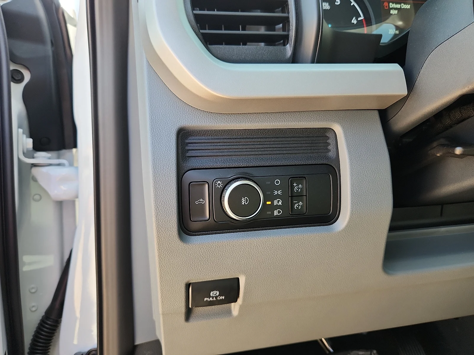New 2027 Oxford White Ford XLT image 17