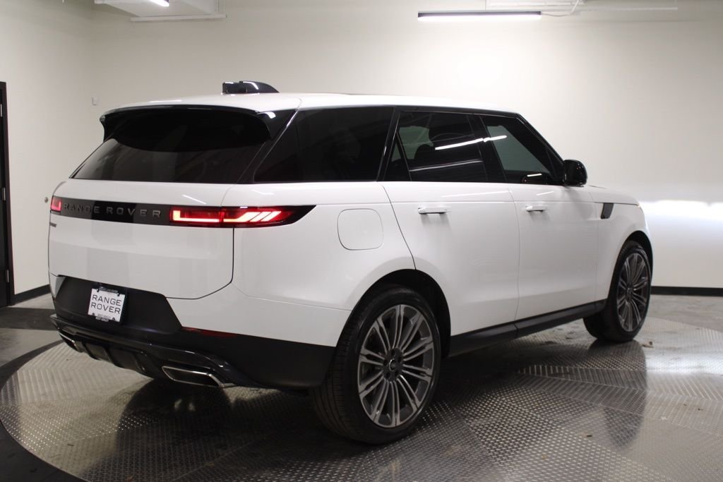 Used 2024  Land Rover SE image 7
