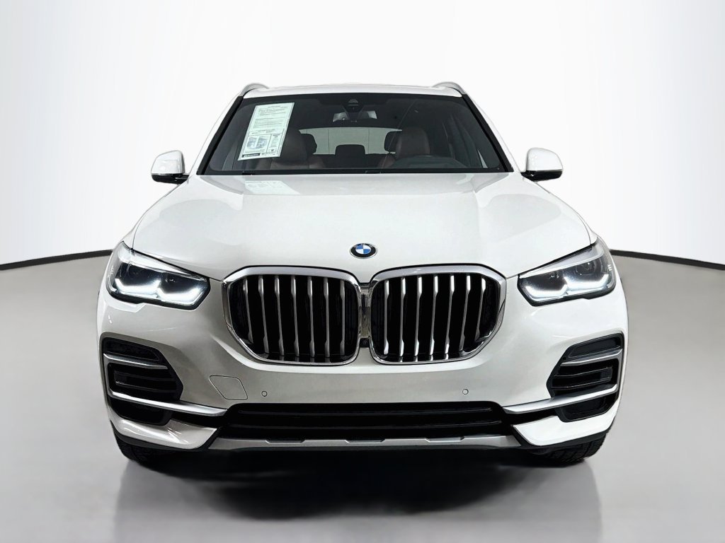 Used 2023 White BMW sDrive40i image 2