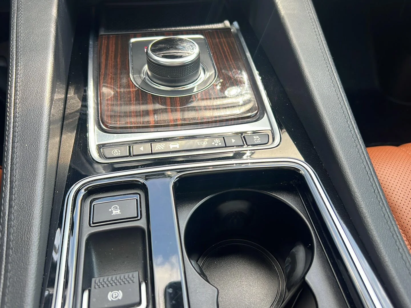 Used 2018 Yulong White Metallic Jaguar 30t Portfolio image 15