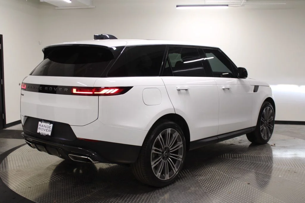 Used 2024 White Land Rover SE image 7