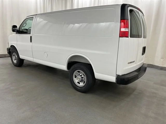 New 2026 Summit White Chevrolet WT image 3