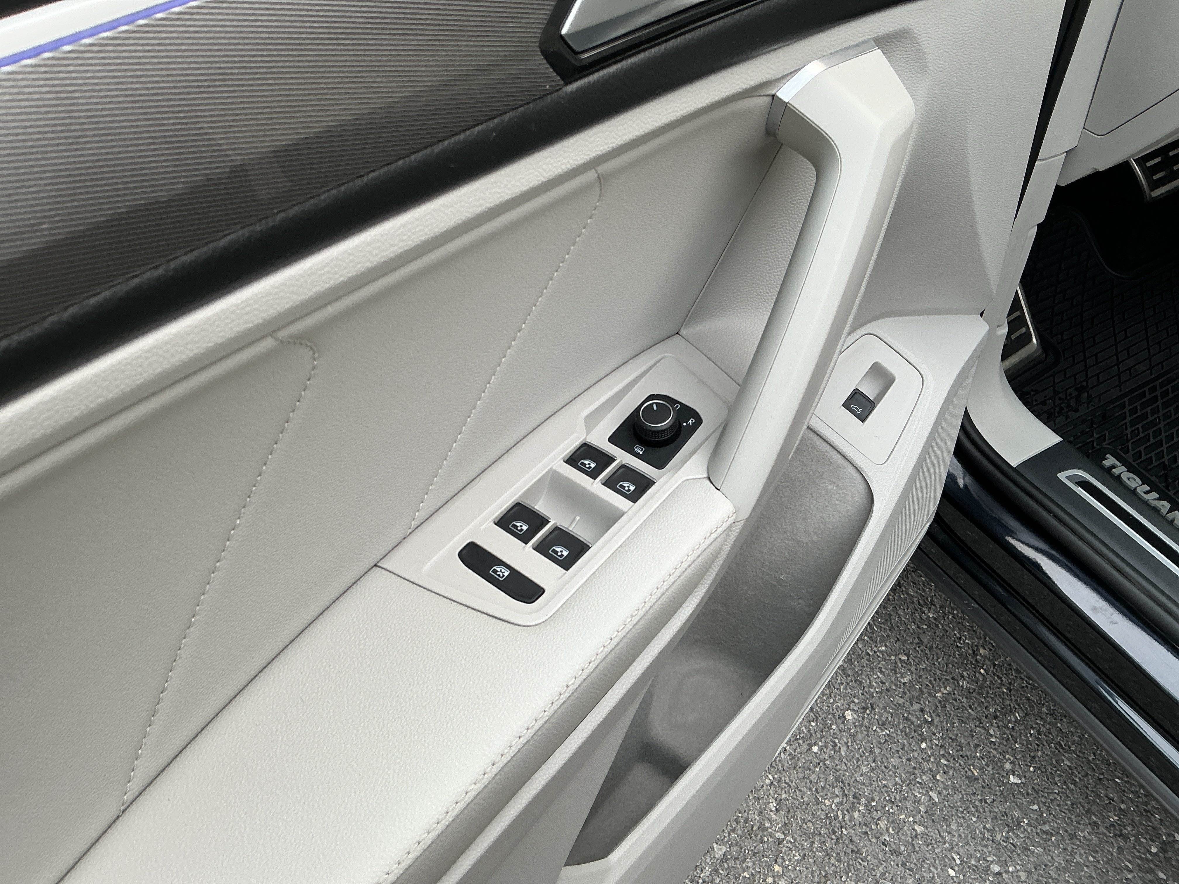 Used 2022 Deep Black Volkswagen SE R-Line Black image 19