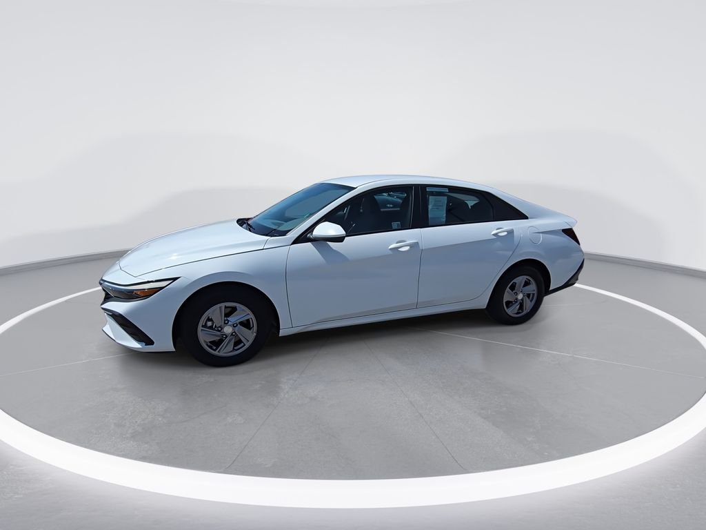 Used 2025 White Hyundai SE image 5