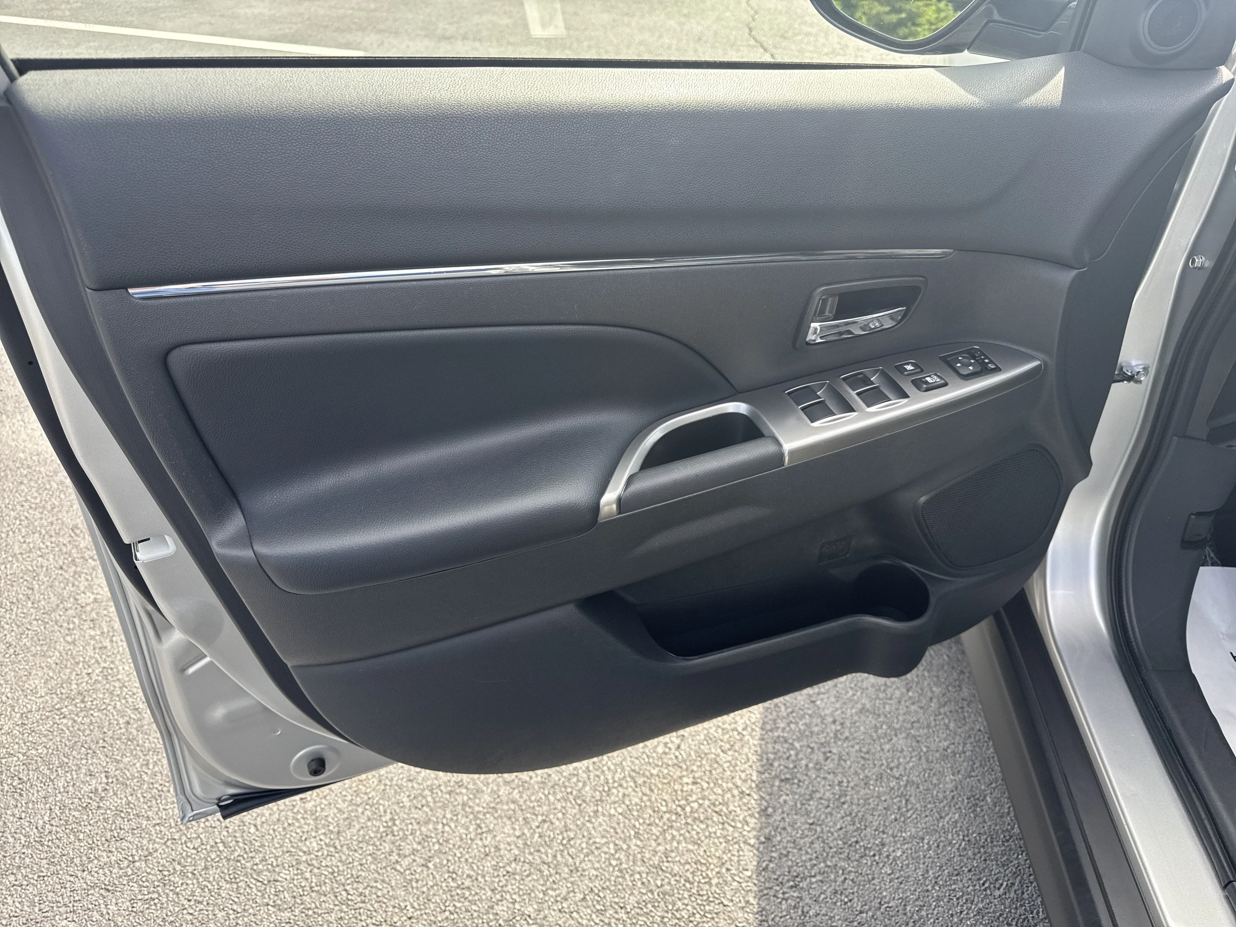 Used 2025  Mitsubishi 2.0 ES image 20