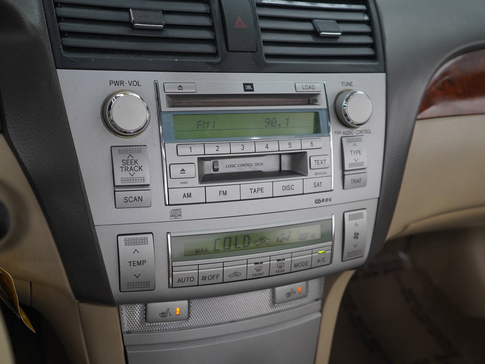 Used 2006 White Toyota SE image 18