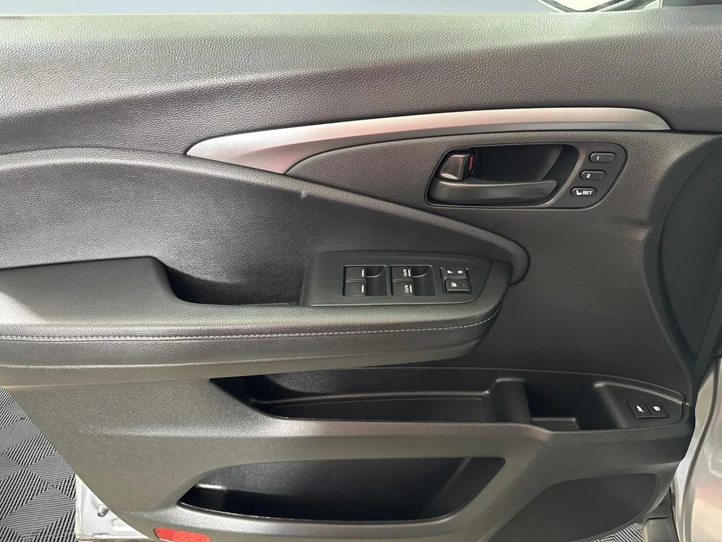 Used 2023 Gray Honda EX-L image 18