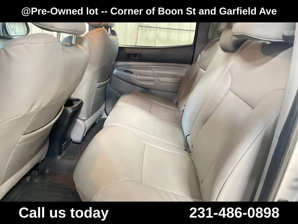 Used 2014  Toyota Base image 23