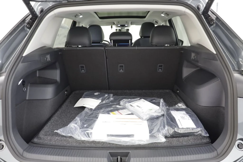 New 2026 Platinum Gray Volkswagen 2.0T SE image 18