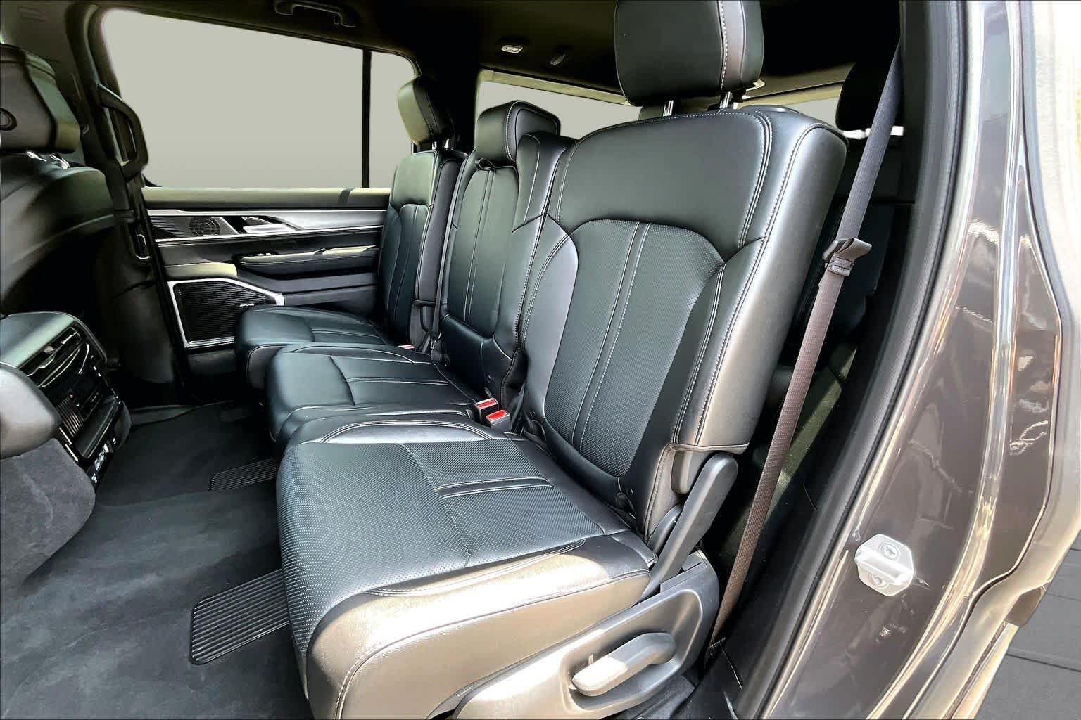Used 2025 Baltic Gray Metallic Clearcoat Jeep  image 22